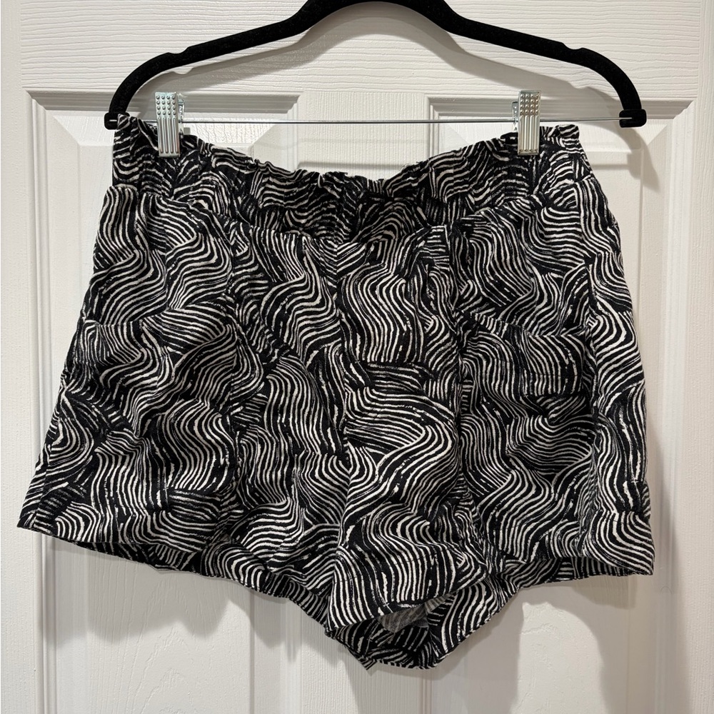 a new day Black & White Abstract Wave Athletic Shorts